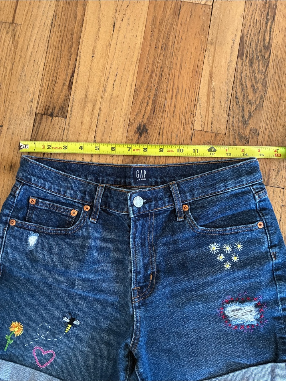 GAP Dark Wash Custom Embroidered Denim Shorts with Floral Accents - Blue size 28 - Picture 3 of 9